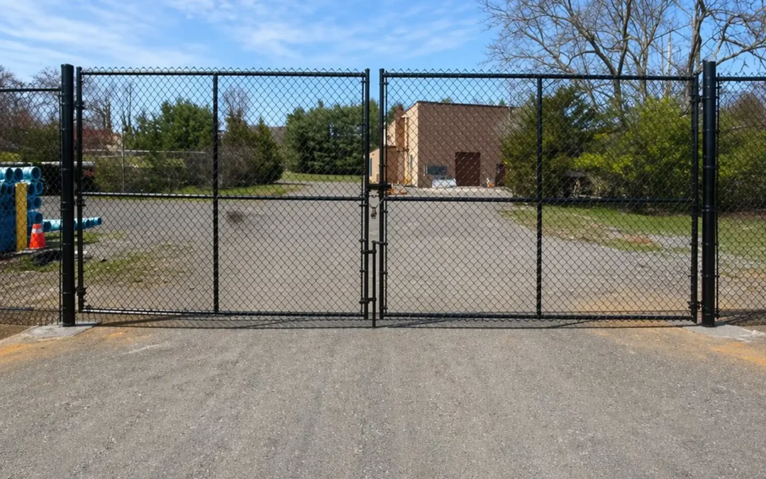 commercial-chain-link-security-gate-industrial-driveway
